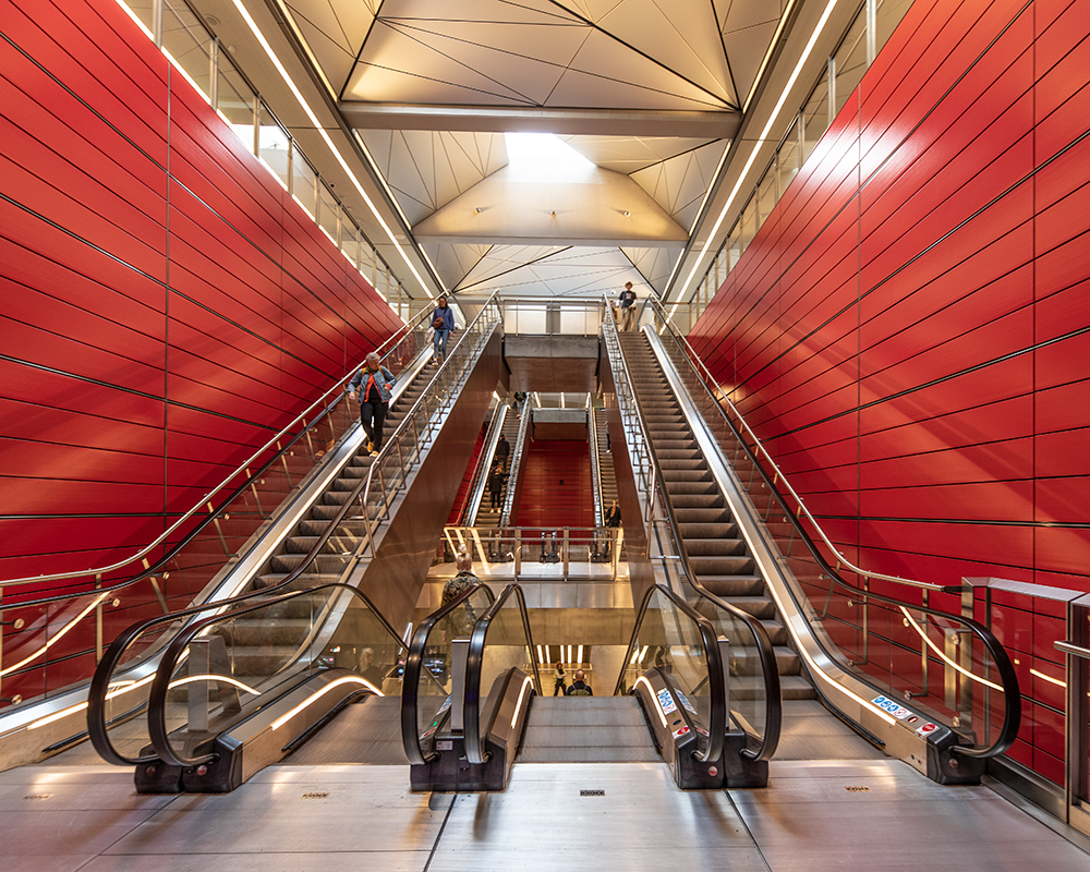 Nørrebro metros rulletrapper og flotte, skinnende røde design