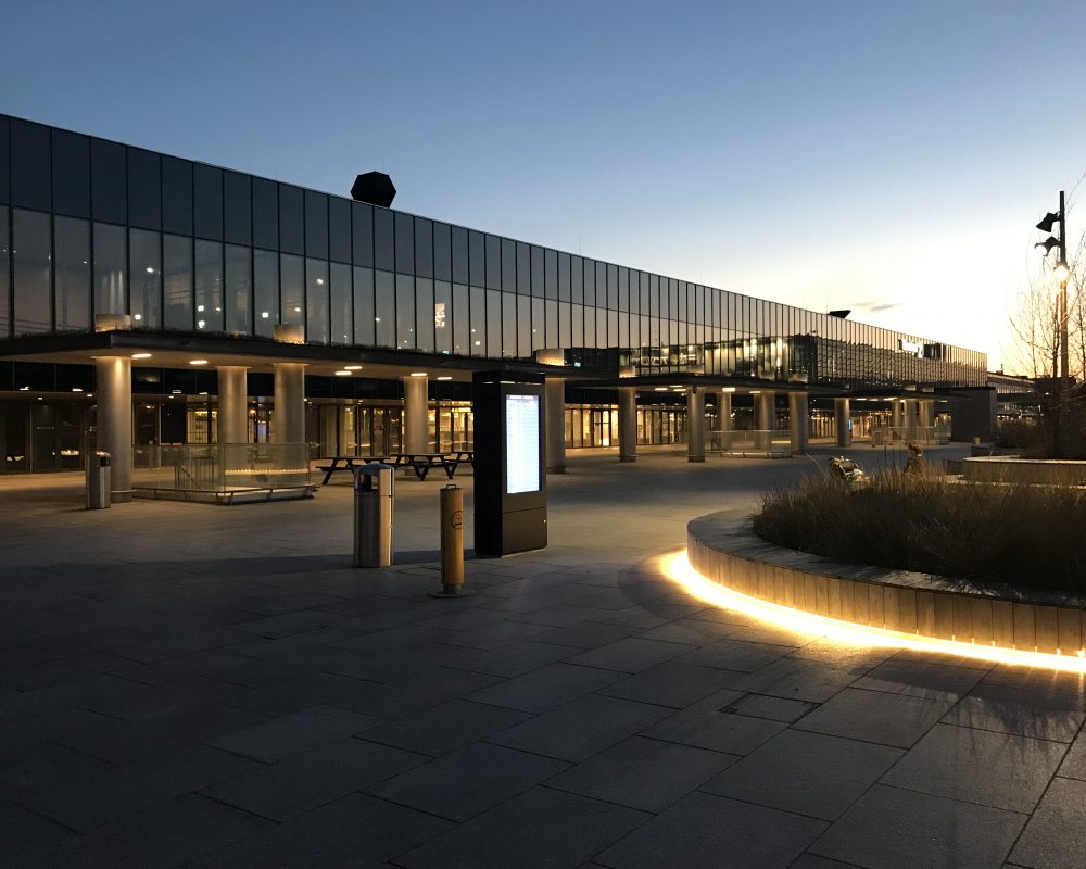 Landside Forecourt West er pladsen foran Lufthavnens nye centrale sikkerhedskontrol (SCS) og terminal 2