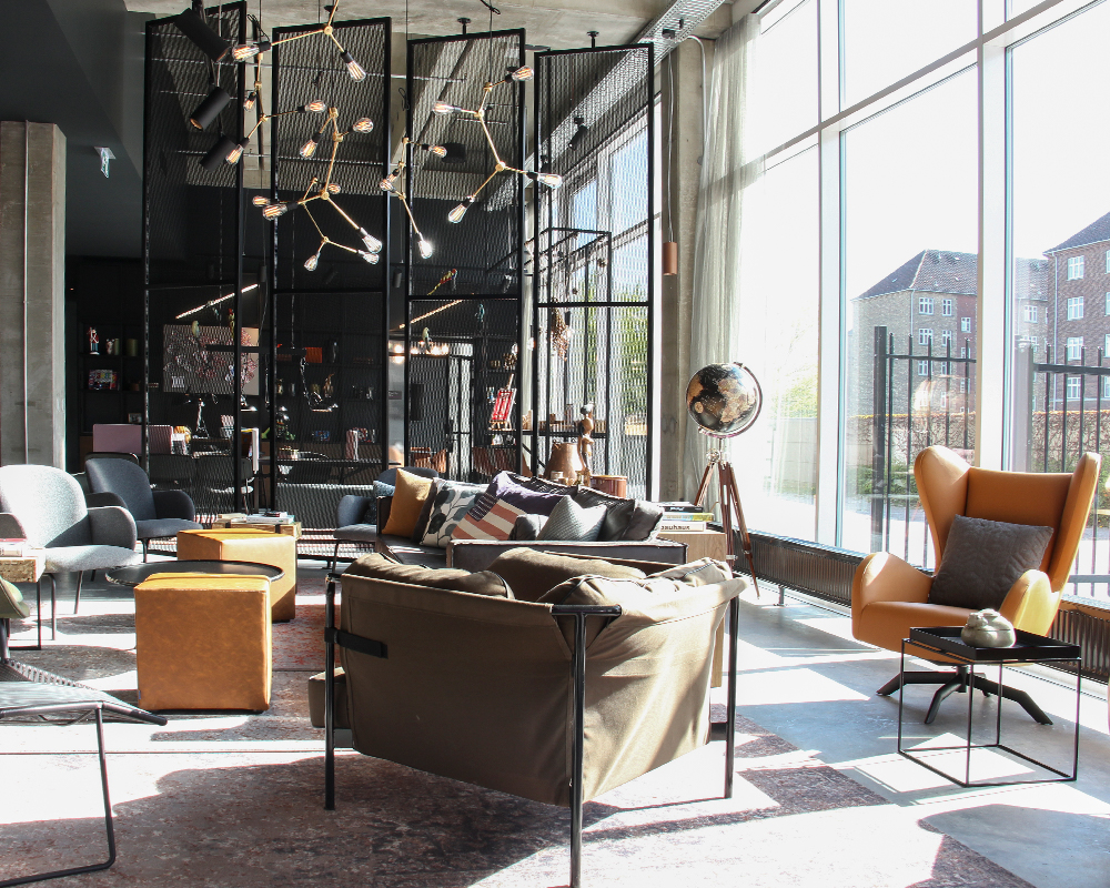 Billede fra Moxy Hotels lounge område med sofaer og lænestole